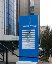 Totem exterior Kogalniceanu Office